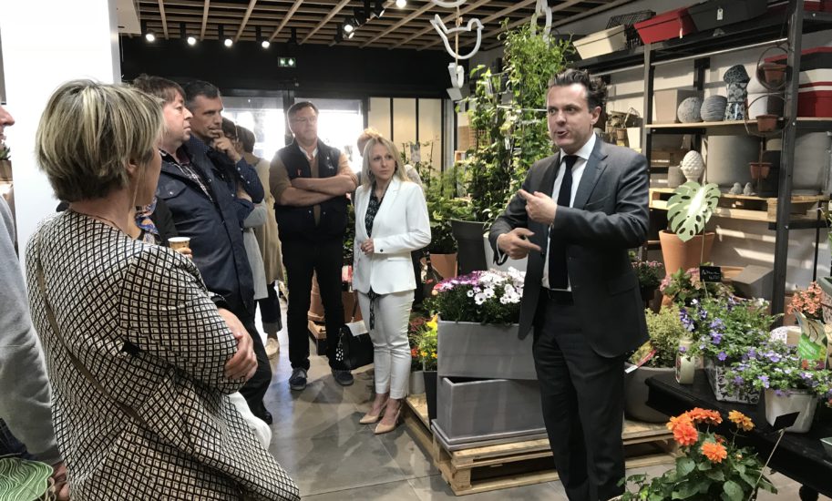 Le le maire d'Angers dans la jardinerie Hortelli